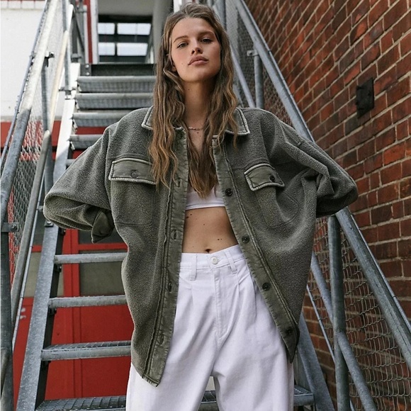 Free People Jackets & Blazers - FREE PEOPLE
Ruby Oversized Shirt Jacket in Army Taupe M
